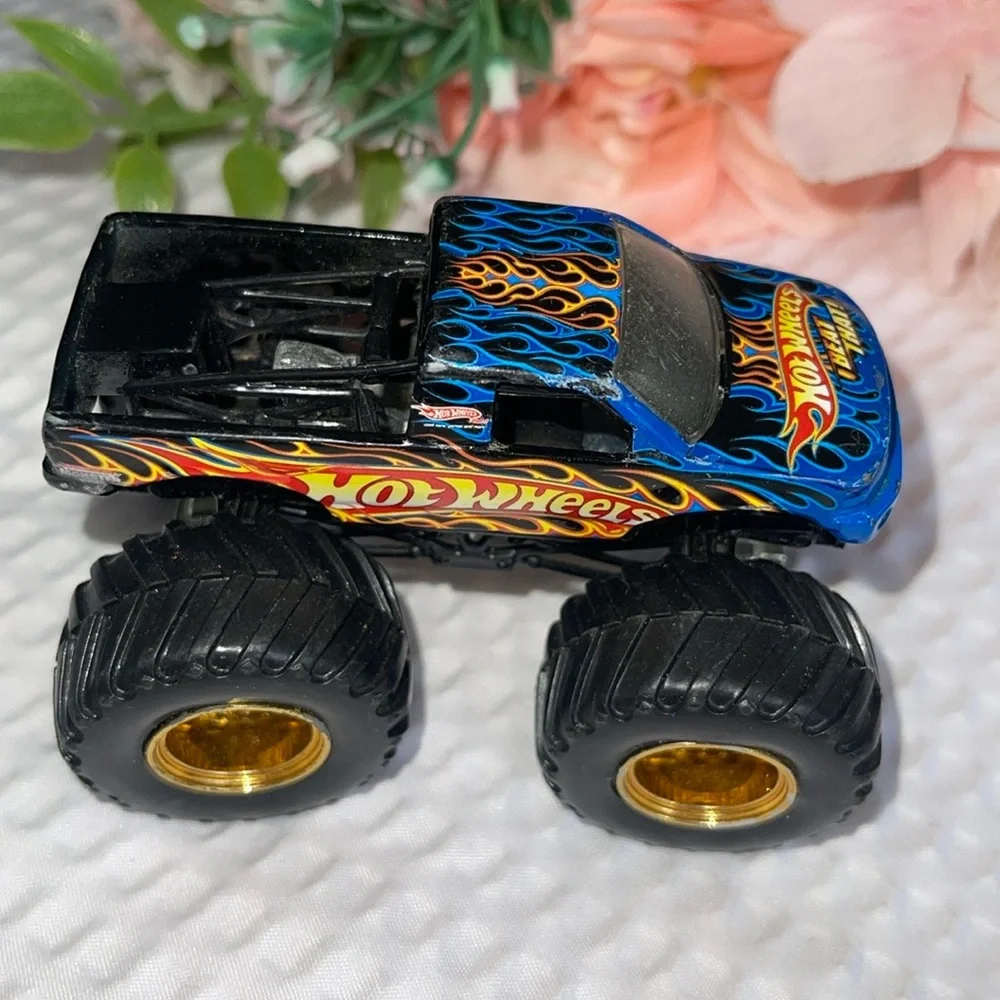 Hot Wheels "Beat That" 1:64 Monster Jam Truck Die Cast Hot Wheels Blue Flames. - Picture 2 of 4